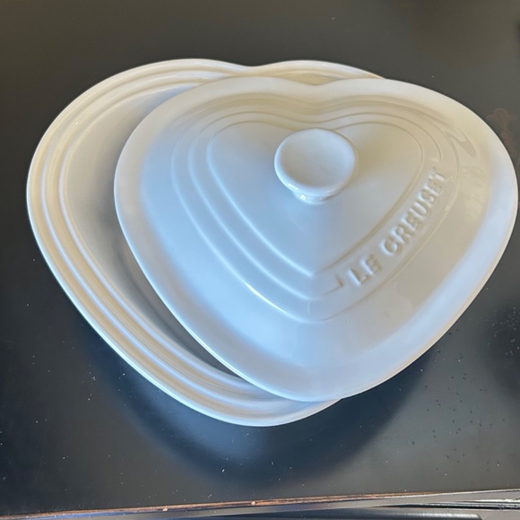 Le Creuset Ramekin D’ Amour Covered Heart Dish. White - Picture 3 of 12